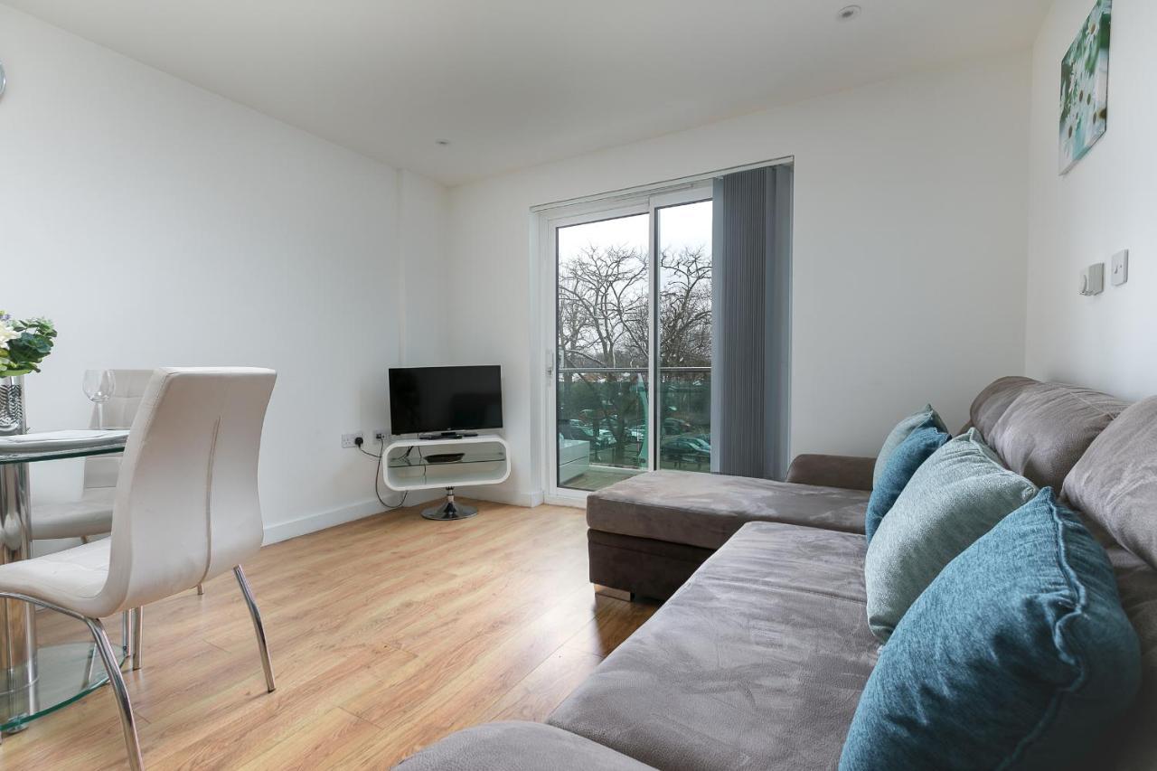 Skyvillion - Cozy Apartments In Enfield Town With Free Parking & Wifi Luaran gambar