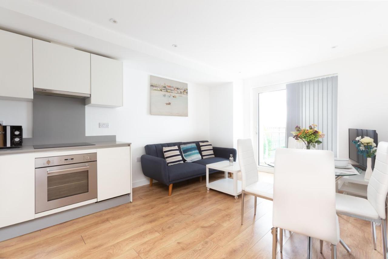 Skyvillion - Cozy Apartments In Enfield Town With Free Parking & Wifi Luaran gambar