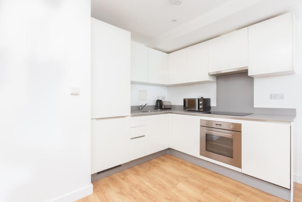 Skyvillion - Cozy Apartments In Enfield Town With Free Parking & Wifi Luaran gambar