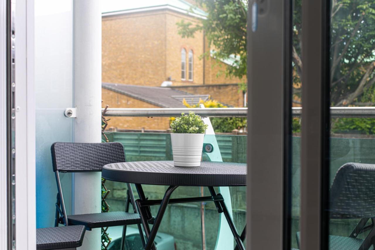 Skyvillion - Cozy Apartments In Enfield Town With Free Parking & Wifi Luaran gambar
