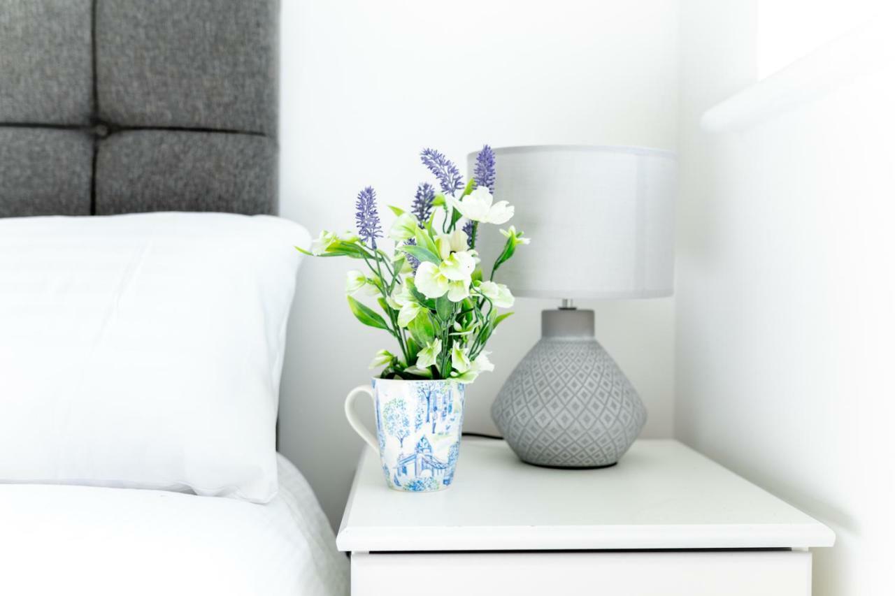 Skyvillion - Cozy Apartments In Enfield Town With Free Parking & Wifi Luaran gambar